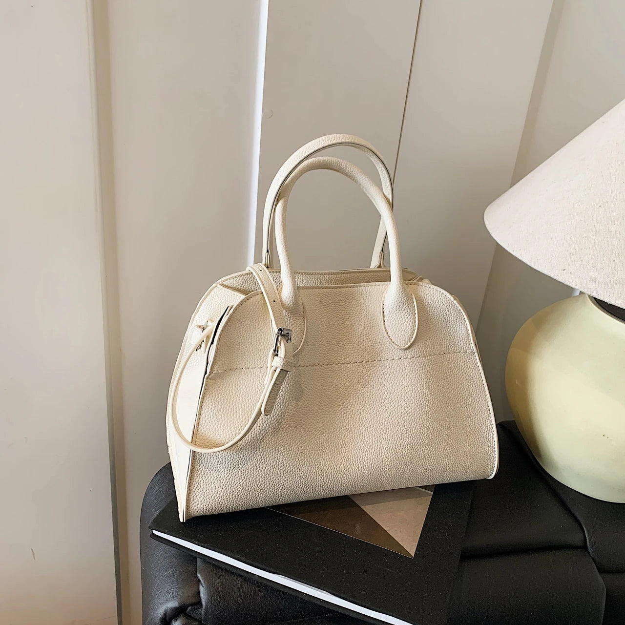 SALOME DESIGNER-HANDTASCHE MIT GRIFF & LYCHÉE-STRUKTUR