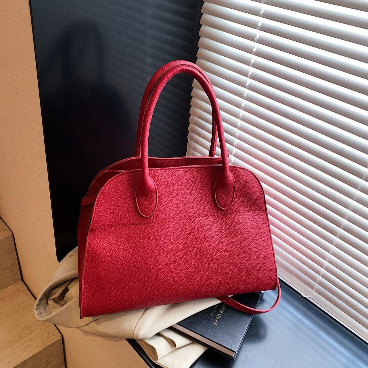SALOME DESIGNER-HANDTASCHE MIT GRIFF & LYCHÉE-STRUKTUR