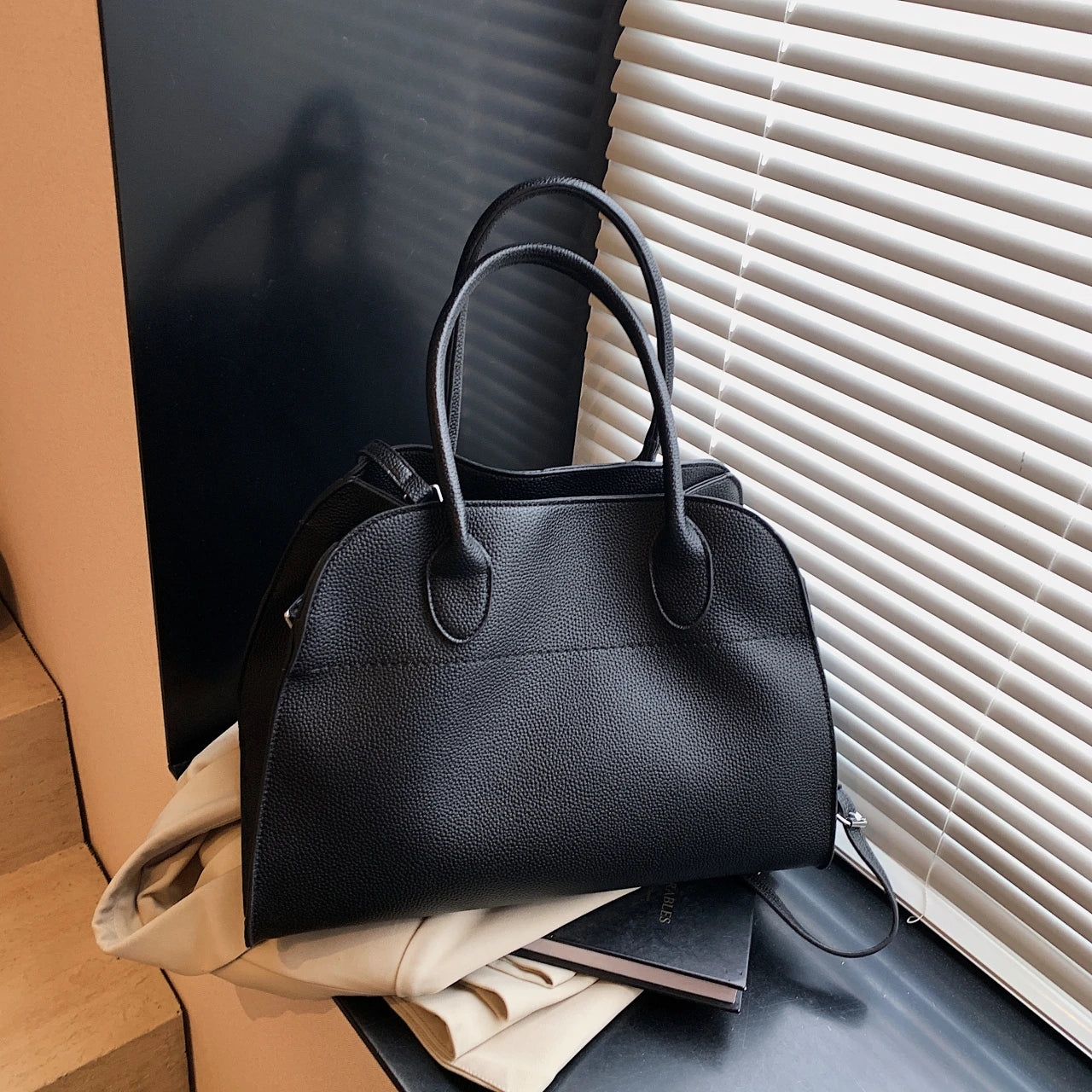 SALOME DESIGNER-HANDTASCHE MIT GRIFF & LYCHÉE-STRUKTUR