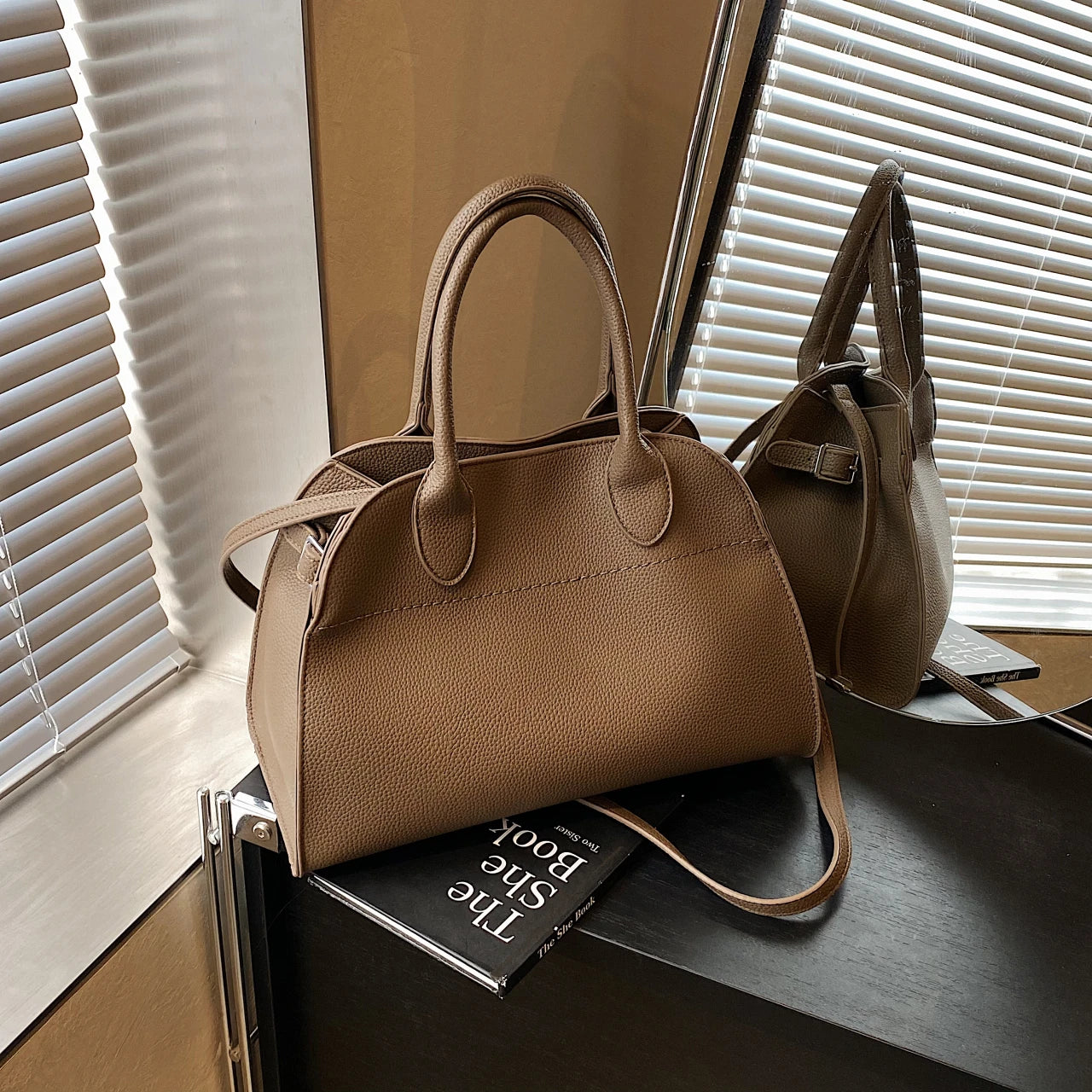 SALOME DESIGNER-HANDTASCHE MIT GRIFF & LYCHÉE-STRUKTUR