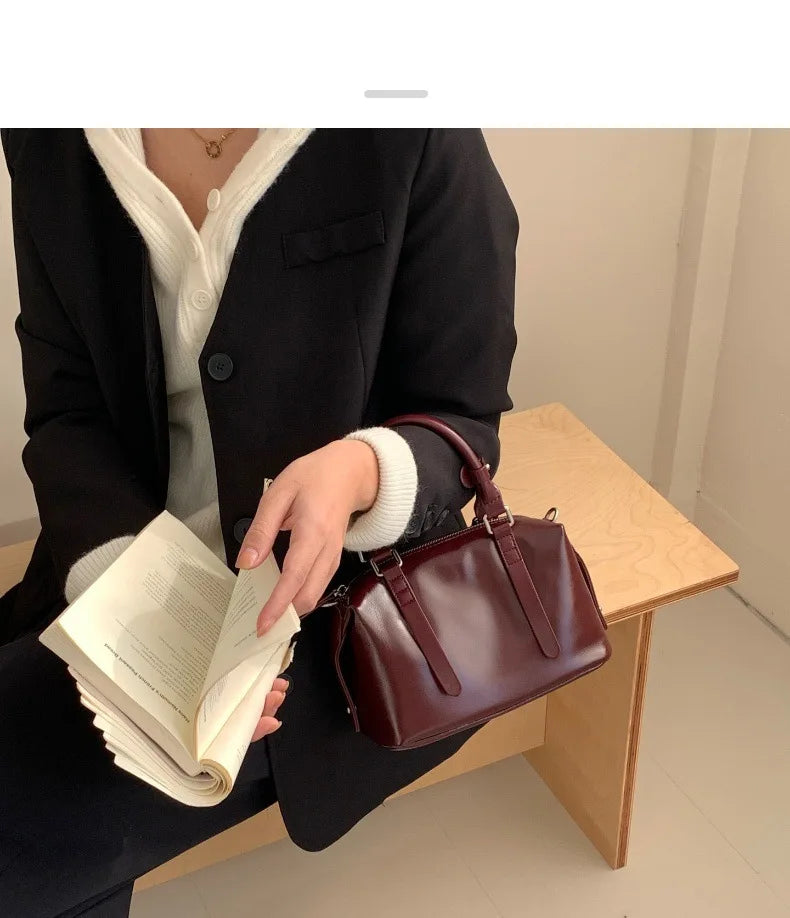 ELENIA MINI SCHULTERTASCHE – ELEGANTER LOOK MIT KETTENRIEMEN