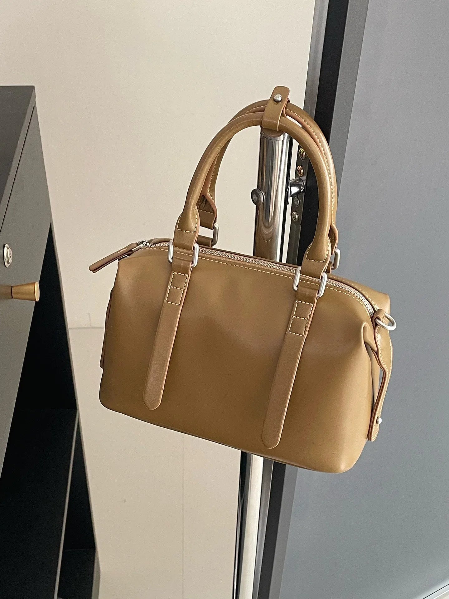 ELENIA MINI SCHULTERTASCHE – ELEGANTER LOOK MIT KETTENRIEMEN