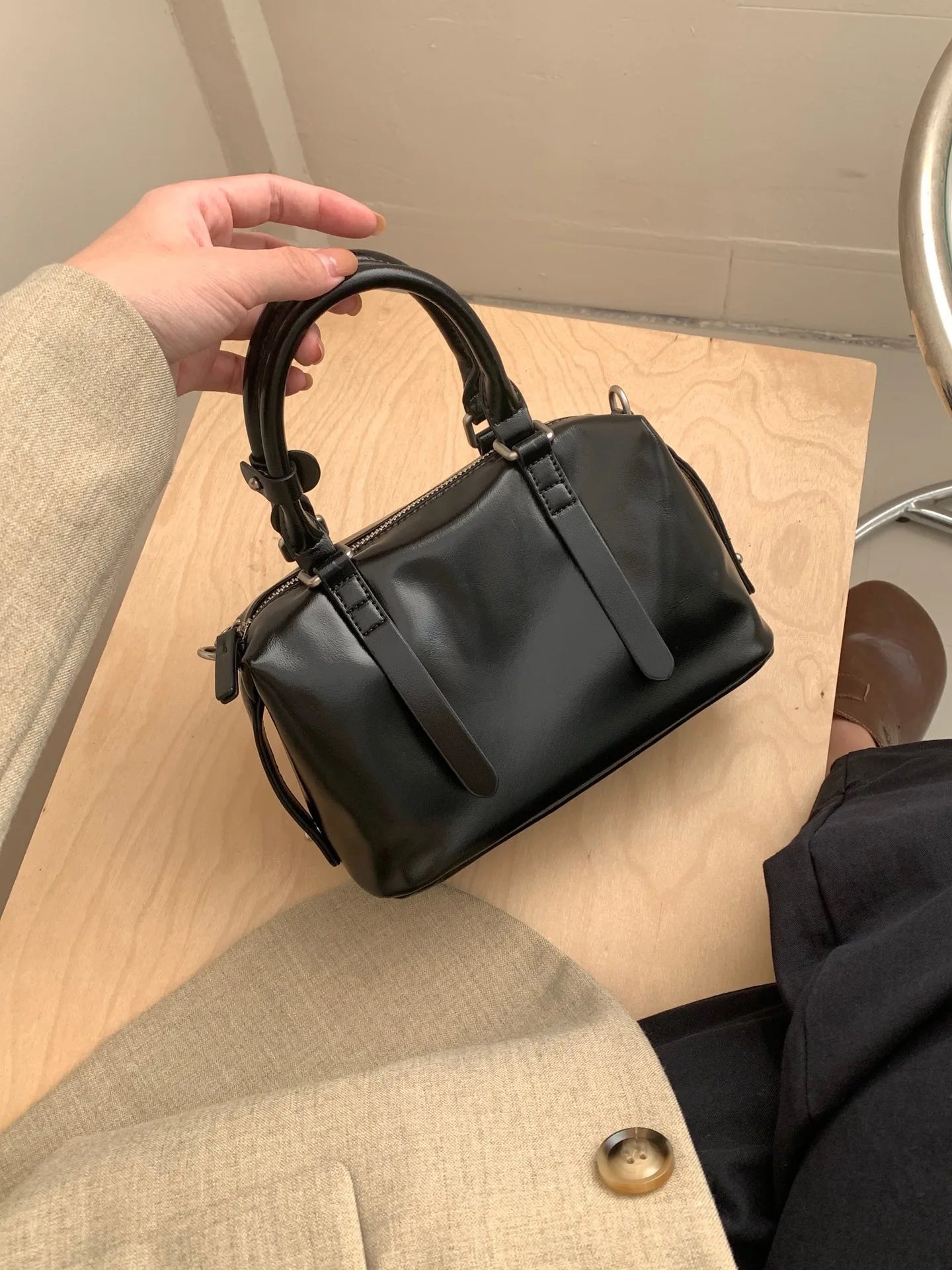ELENIA MINI SCHULTERTASCHE – ELEGANTER LOOK MIT KETTENRIEMEN
