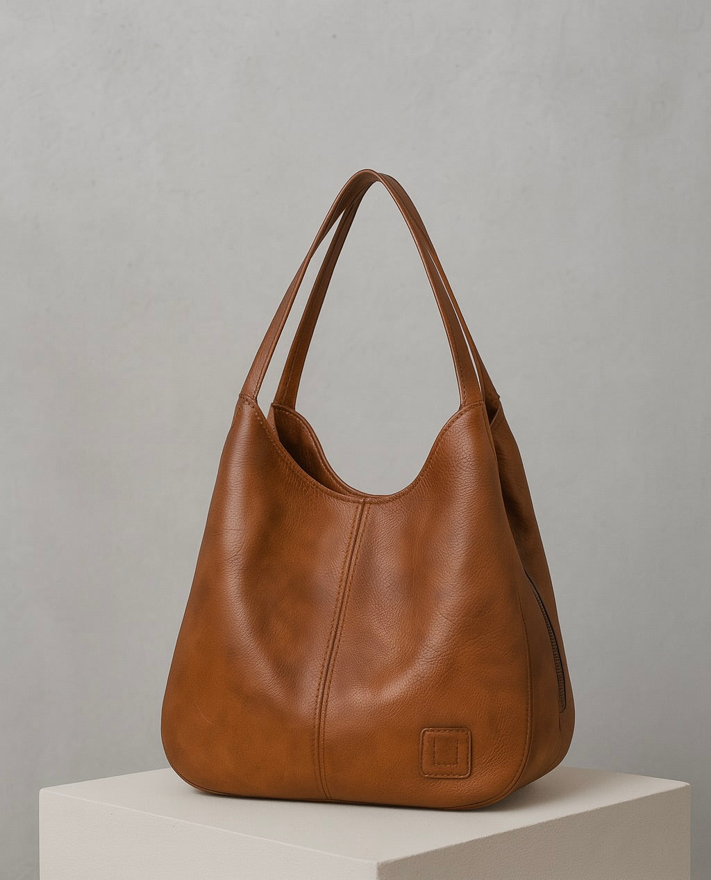 NAOKO MAXI-SCHULTERTASCHE – LEDERTASCHE MIT PLATZ & SOFTER FORM