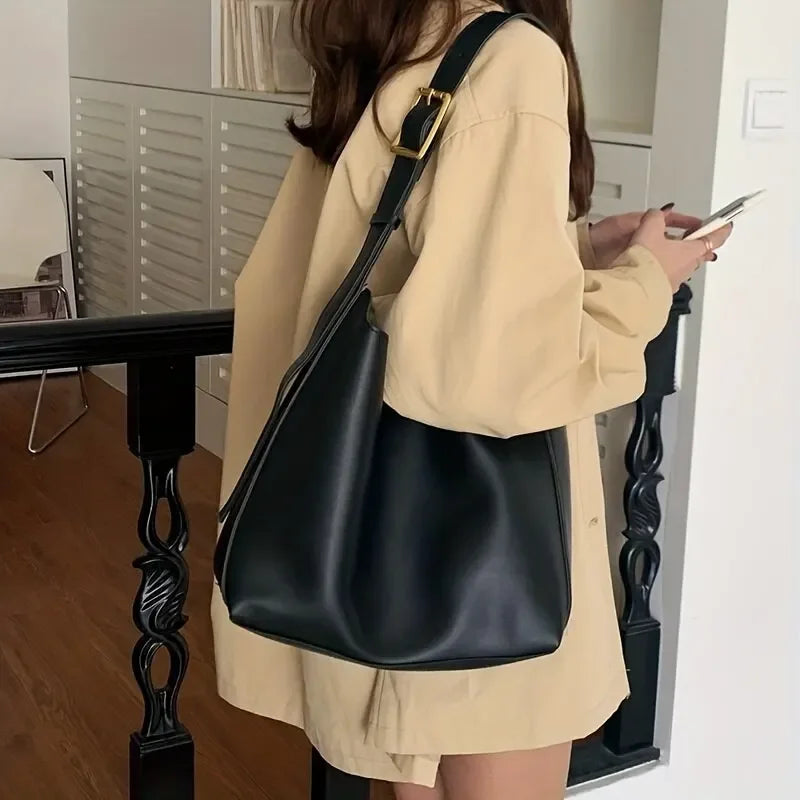 SOLEDAD UMHÄNGETASCHE – MINIMALISTISCHE SHOULDER BAG IN BRAUN