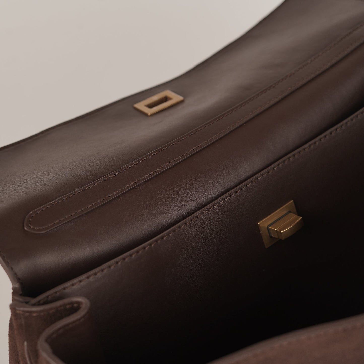 AMÉLIE VINTAGE-TASCHE – BRAUNE SCHULTERTASCHE MIT GOLDDETAILS & SCHLOSS