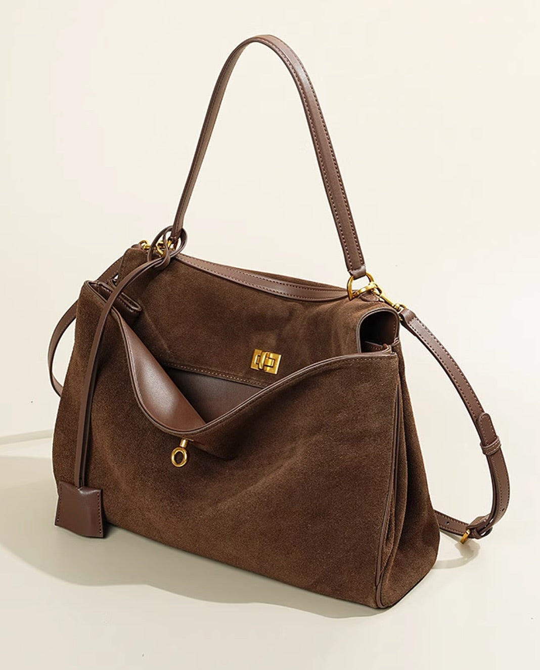 AMÉLIE VINTAGE-TASCHE – BRAUNE SCHULTERTASCHE MIT GOLDDETAILS & SCHLOSS