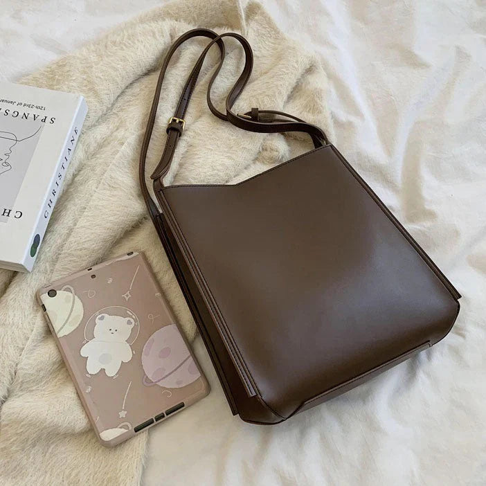 MAELI SCHULTERTASCHE – KLASSISCHE SHOPPER BAG MIT GOLDDETAILS