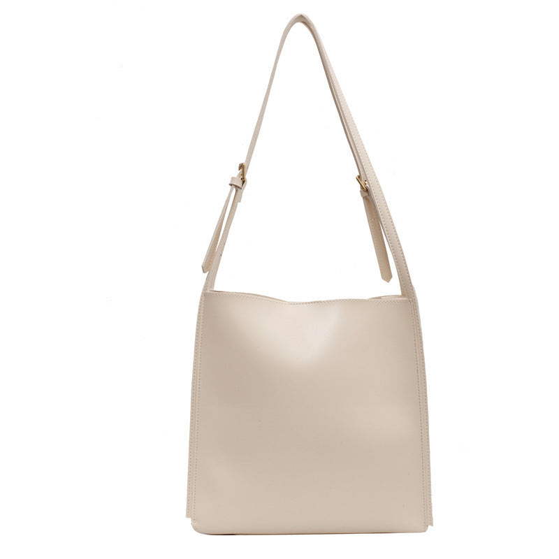 MAELI SCHULTERTASCHE – KLASSISCHE SHOPPER BAG MIT GOLDDETAILS