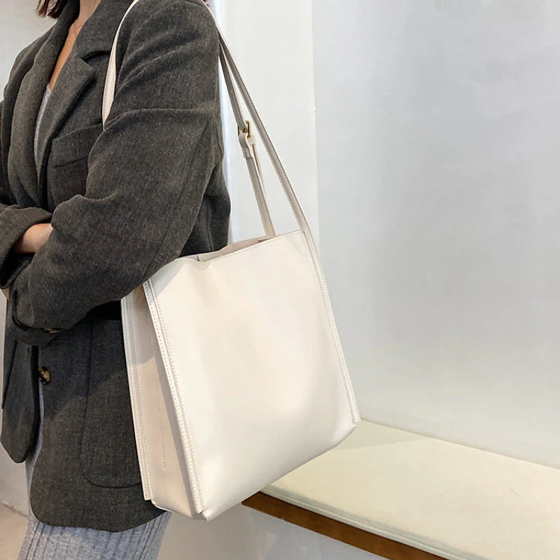 MAELI SCHULTERTASCHE – KLASSISCHE SHOPPER BAG MIT GOLDDETAILS