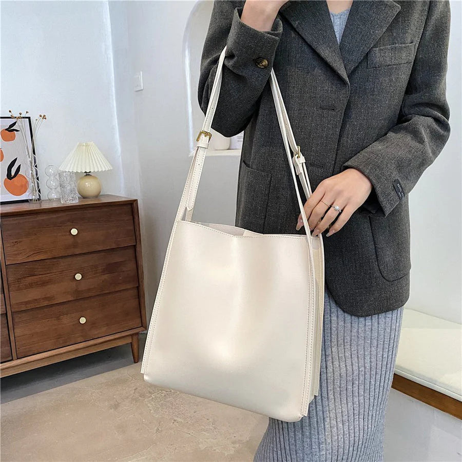 MAELI SCHULTERTASCHE – KLASSISCHE SHOPPER BAG MIT GOLDDETAILS