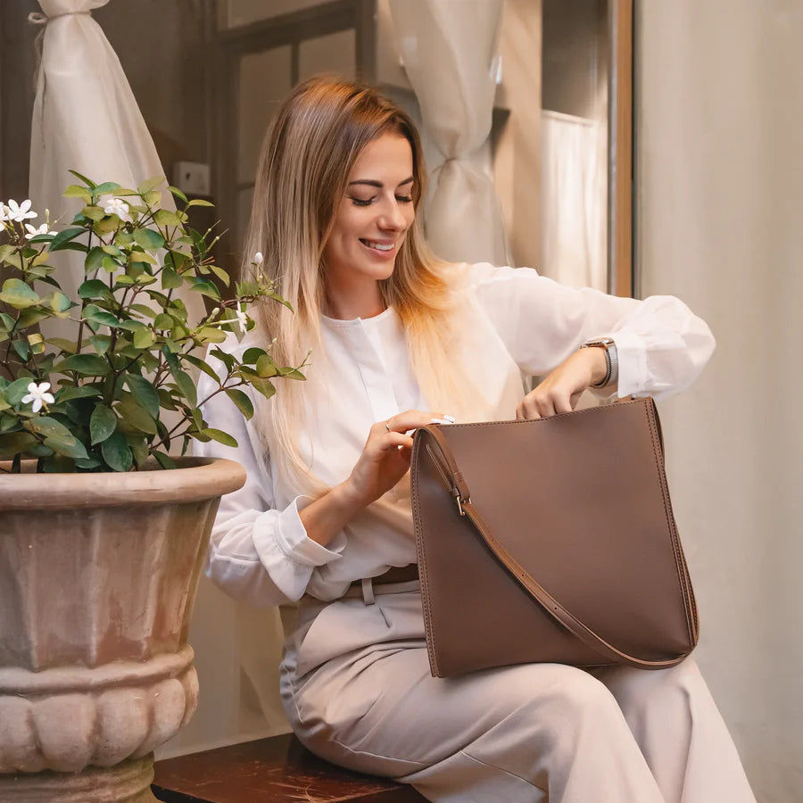 MAELI SCHULTERTASCHE – KLASSISCHE SHOPPER BAG MIT GOLDDETAILS