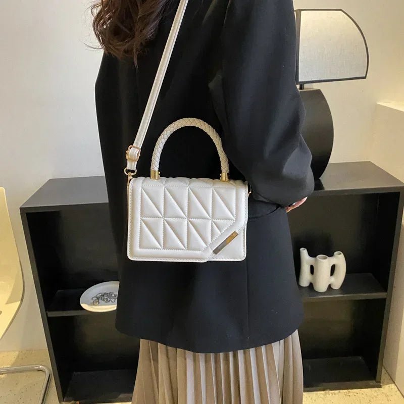 MALIKA UMHÄNGETASCHE – STEPP-LOOK & KETTENDETAIL
