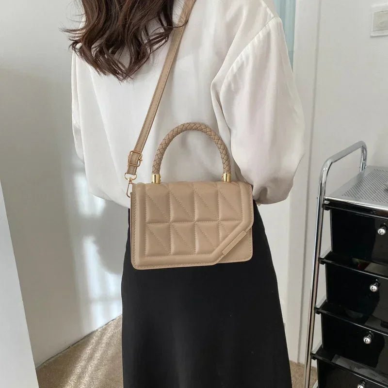MALIKA UMHÄNGETASCHE – STEPP-LOOK & KETTENDETAIL