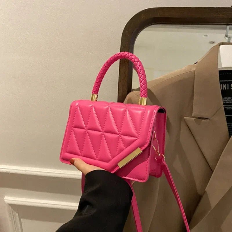 MALIKA UMHÄNGETASCHE – STEPP-LOOK & KETTENDETAIL