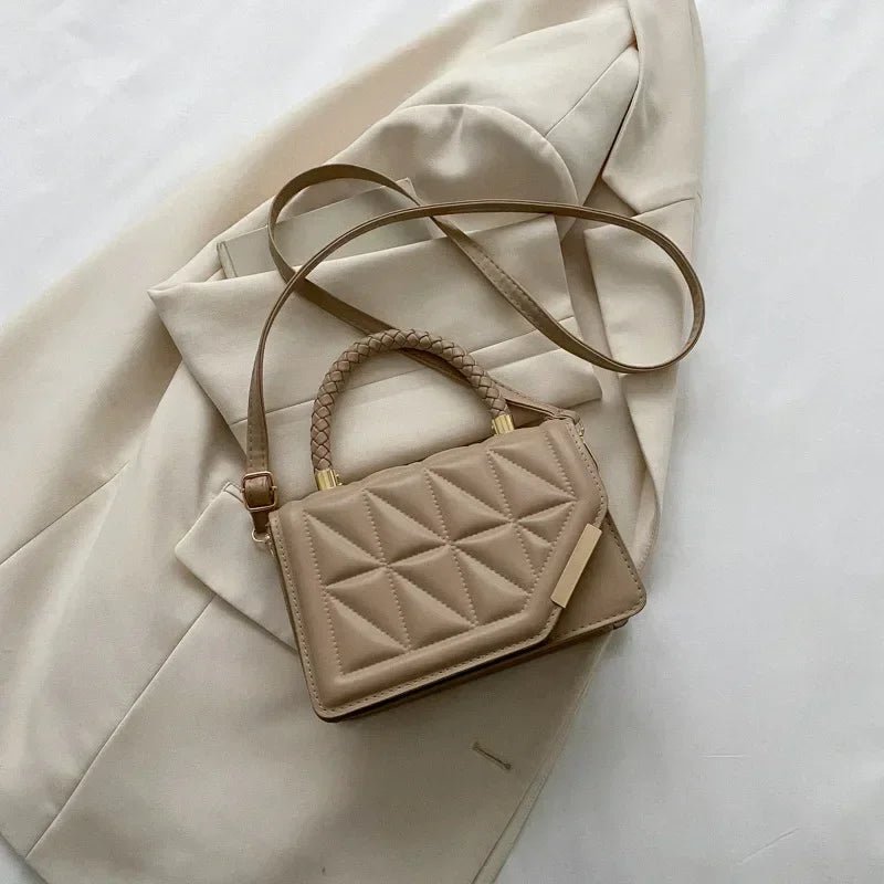 MALIKA UMHÄNGETASCHE – STEPP-LOOK & KETTENDETAIL