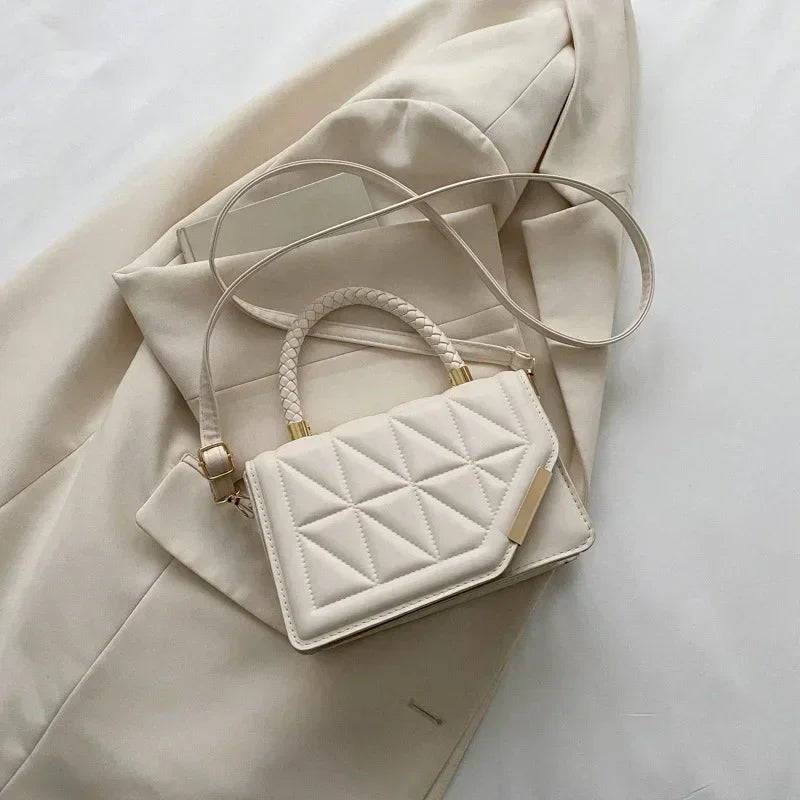 MALIKA UMHÄNGETASCHE – STEPP-LOOK & KETTENDETAIL
