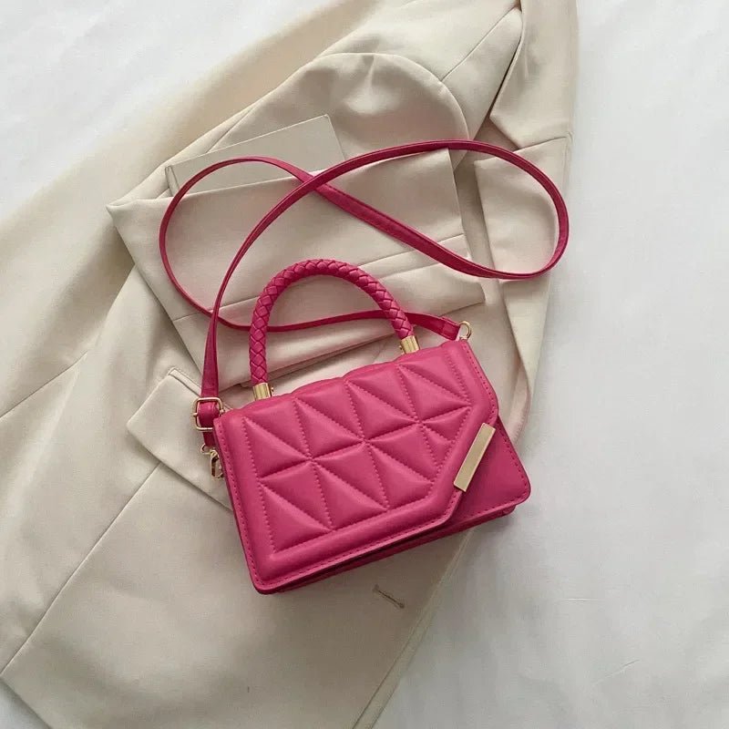 MALIKA UMHÄNGETASCHE – STEPP-LOOK & KETTENDETAIL