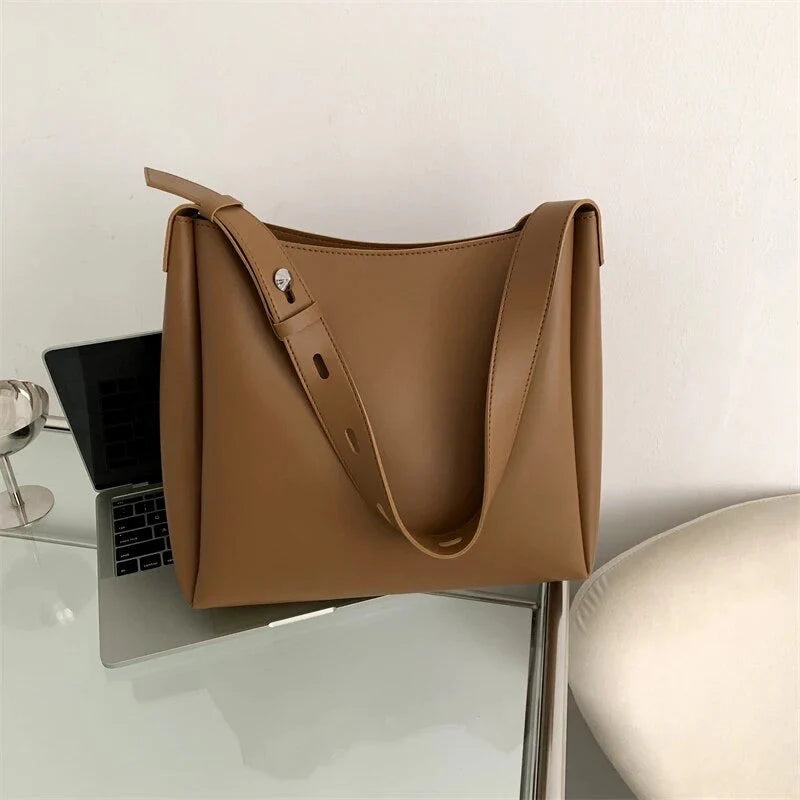 BELLA SCHULTERTASCHE – MINIMALISTISCHE VEGANE TASCHE MIT STRUKTUR & STYLE