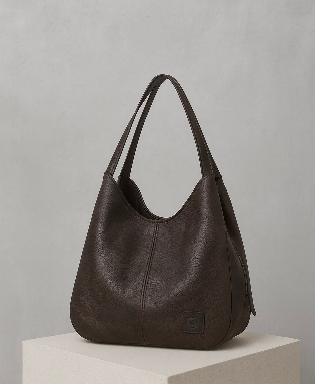 NAOKO MAXI-SCHULTERTASCHE – LEDERTASCHE MIT PLATZ & SOFTER FORM