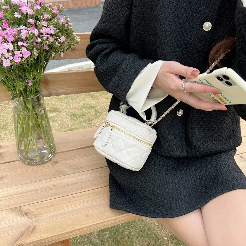 MAÉLYS MINI UMHÄNGETASCHE – ELEGANTE BOX-BAG MIT KETTE & GRIFF
