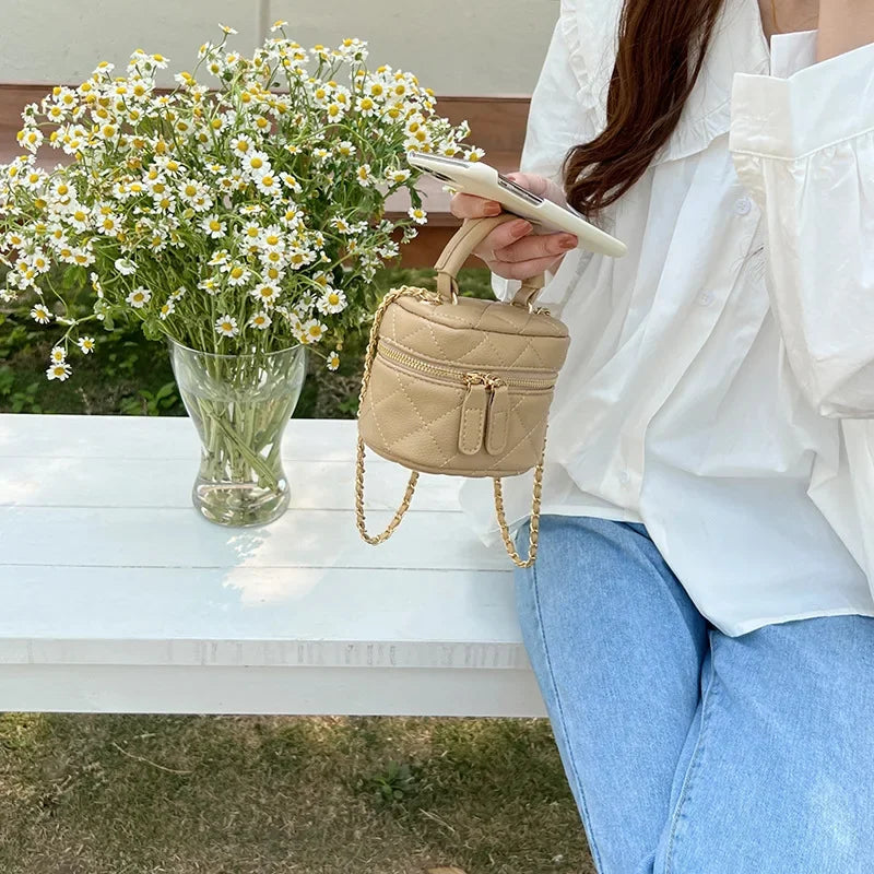MAÉLYS MINI UMHÄNGETASCHE – ELEGANTE BOX-BAG MIT KETTE & GRIFF