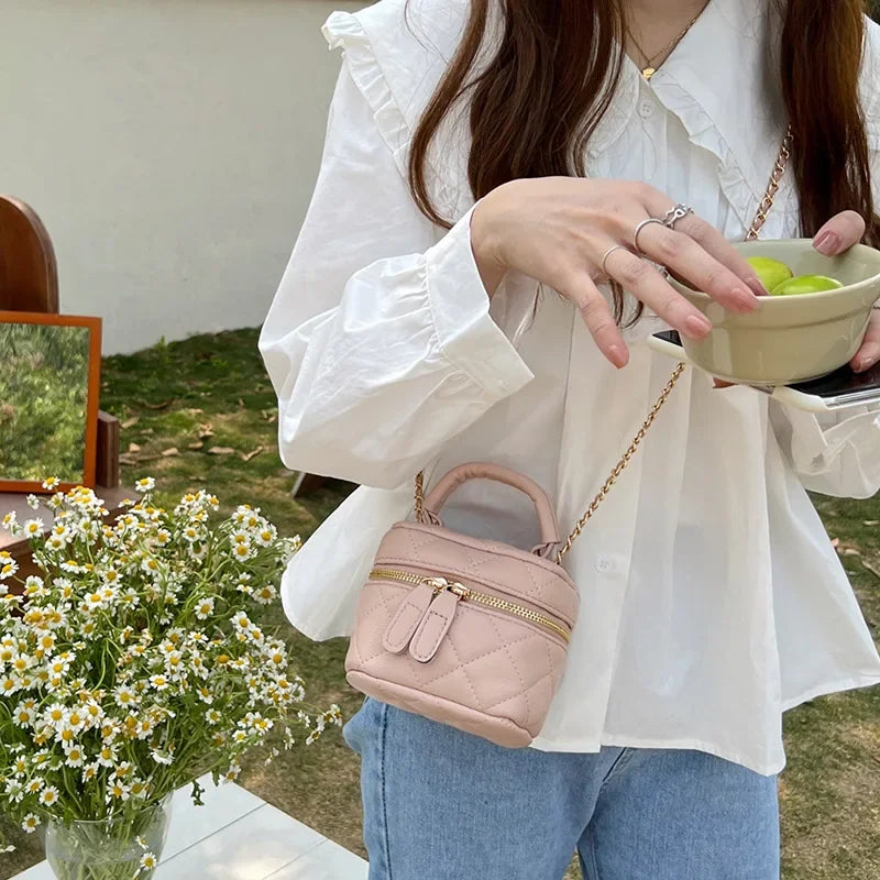 MAÉLYS MINI UMHÄNGETASCHE – ELEGANTE BOX-BAG MIT KETTE & GRIFF