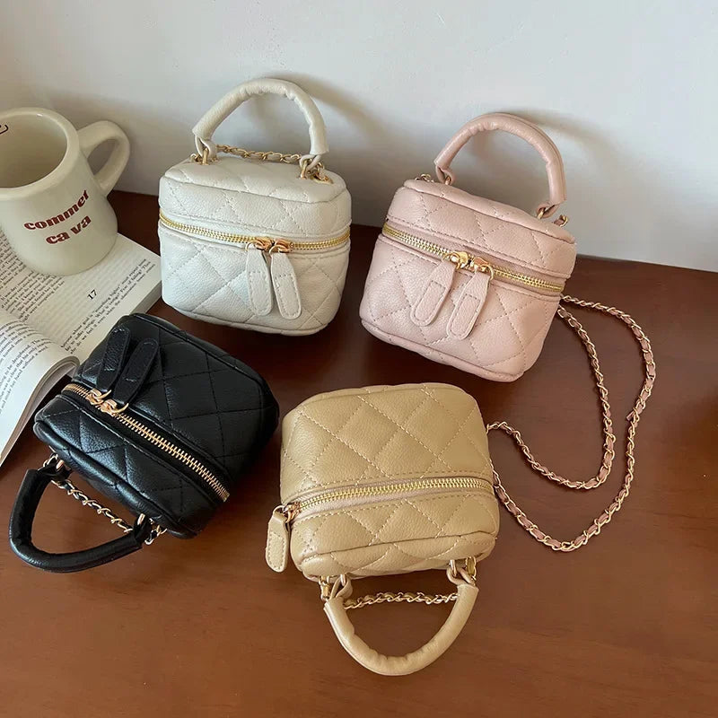 MAÉLYS MINI UMHÄNGETASCHE – ELEGANTE BOX-BAG MIT KETTE & GRIFF