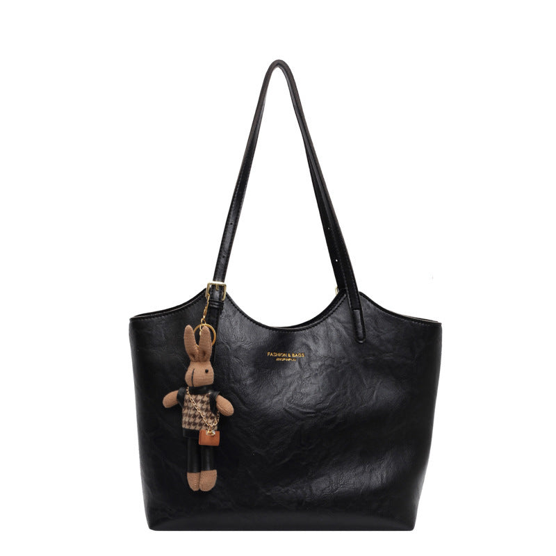 ELENA SCHULTERTASCHE – KLASSISCHE TASCHE MIT TEDDY-ANHÄNGER