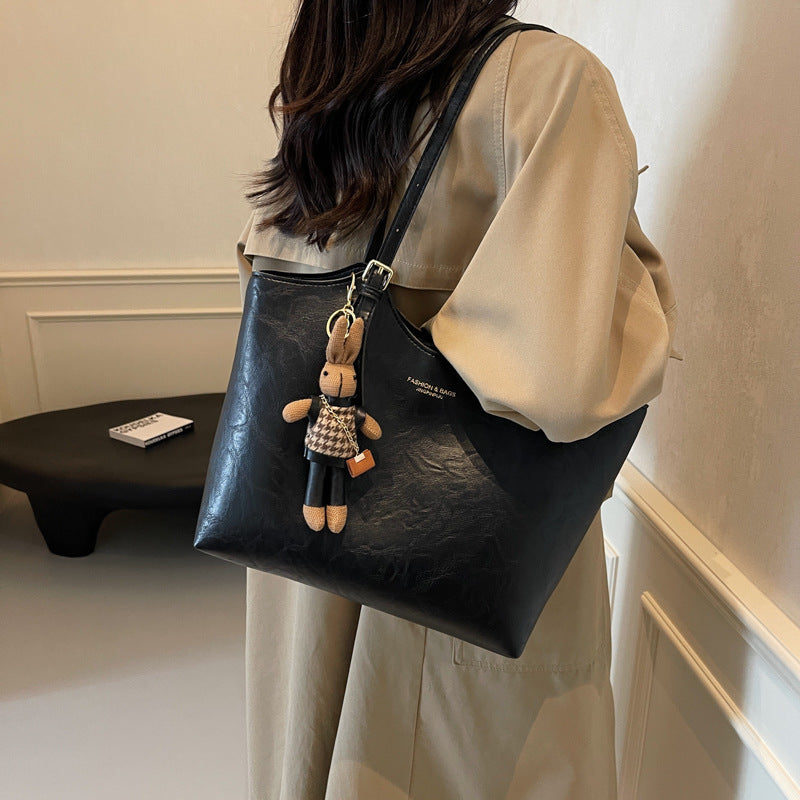 ELENA SCHULTERTASCHE – KLASSISCHE TASCHE MIT TEDDY-ANHÄNGER