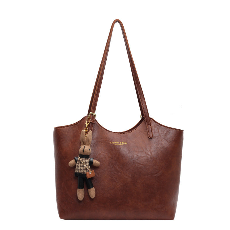 ELENA SCHULTERTASCHE – KLASSISCHE TASCHE MIT TEDDY-ANHÄNGER