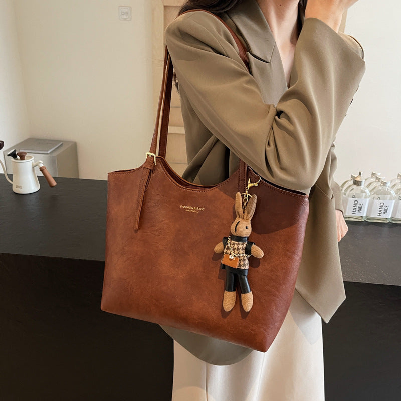 ELENA SCHULTERTASCHE – KLASSISCHE TASCHE MIT TEDDY-ANHÄNGER