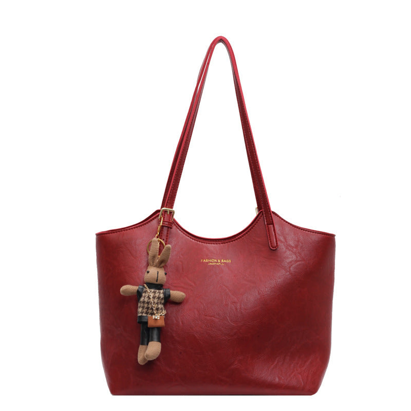 ELENA SCHULTERTASCHE – KLASSISCHE TASCHE MIT TEDDY-ANHÄNGER