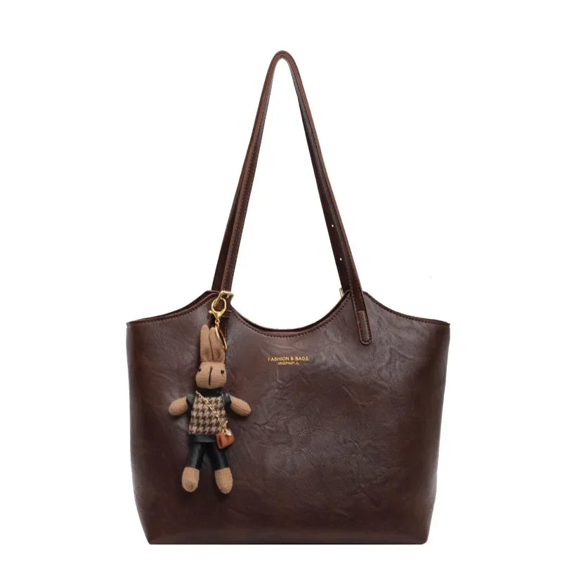 ELENA SCHULTERTASCHE – KLASSISCHE TASCHE MIT TEDDY-ANHÄNGER
