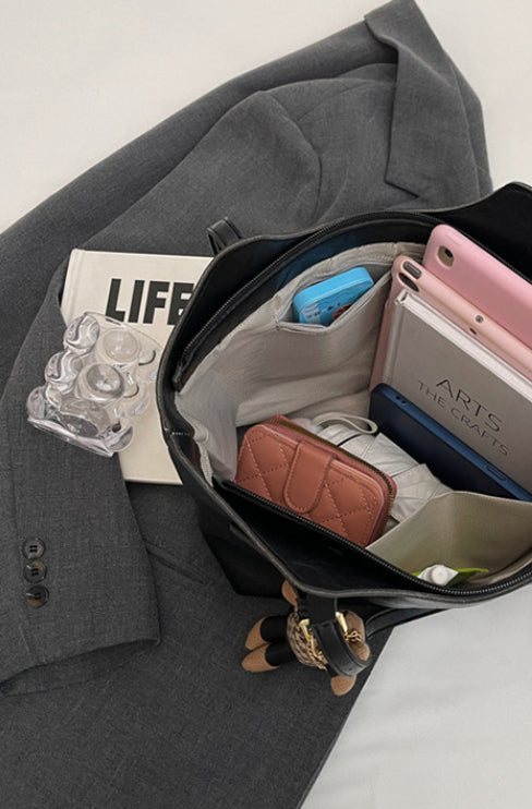 ELENA SCHULTERTASCHE – KLASSISCHE TASCHE MIT TEDDY-ANHÄNGER