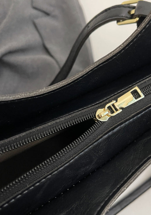 ELENA SCHULTERTASCHE – KLASSISCHE TASCHE MIT TEDDY-ANHÄNGER