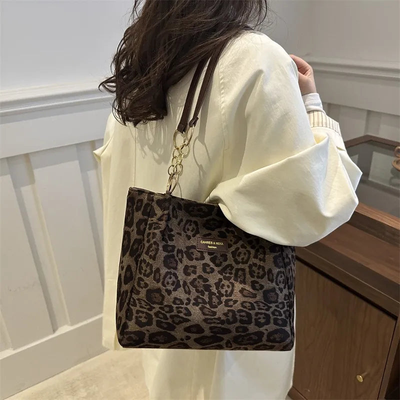 KIMBERLY HANDTASCHE – LEOPARDENMUSTER MIT GOLDKETTE & INNENTASCHE