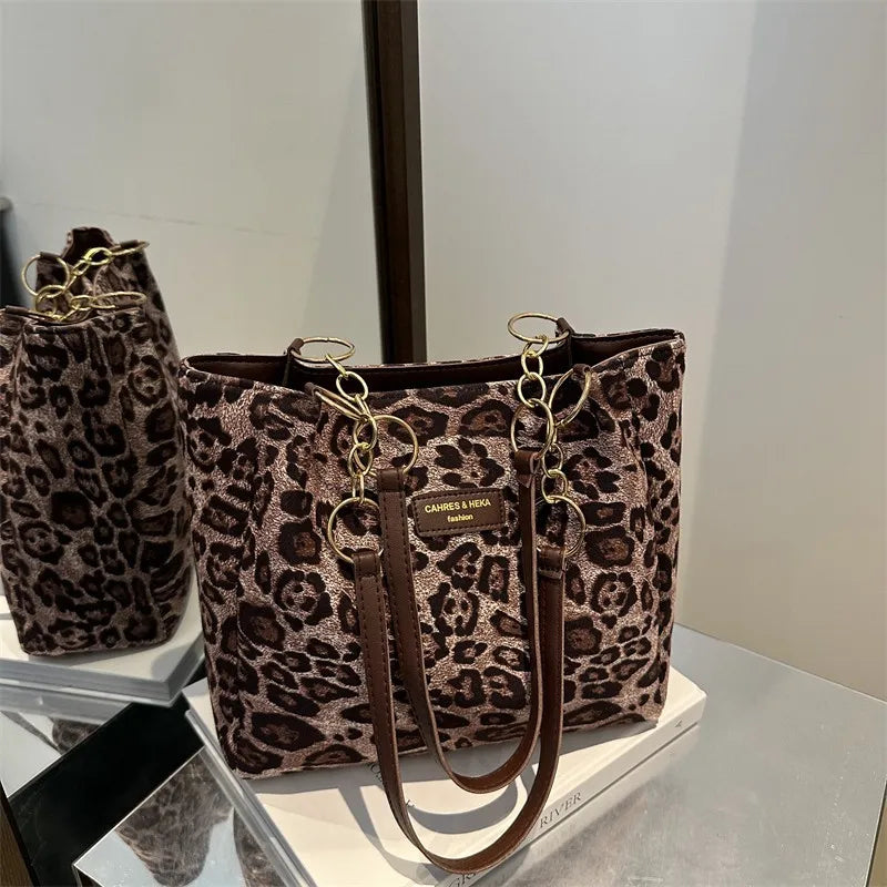 KIMBERLY HANDTASCHE – LEOPARDENMUSTER MIT GOLDKETTE & INNENTASCHE