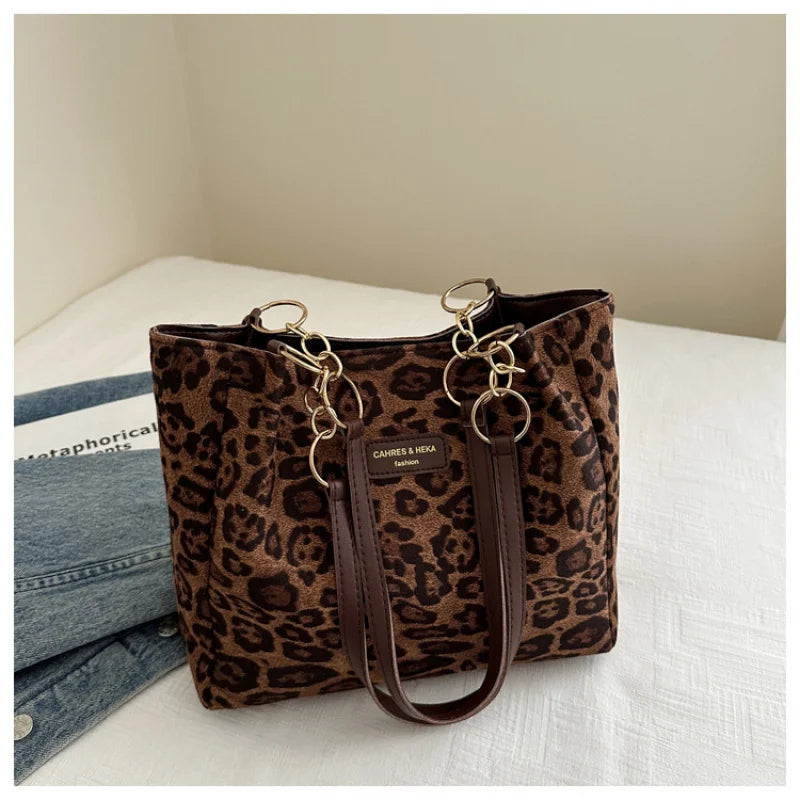 KIMBERLY HANDTASCHE – LEOPARDENMUSTER MIT GOLDKETTE & INNENTASCHE