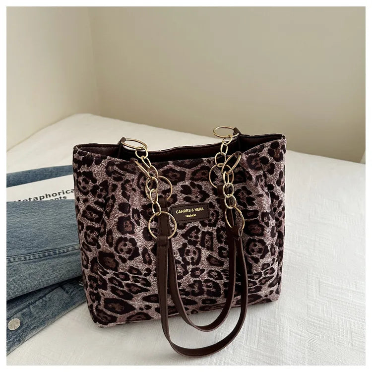 KIMBERLY HANDTASCHE – LEOPARDENMUSTER MIT GOLDKETTE & INNENTASCHE