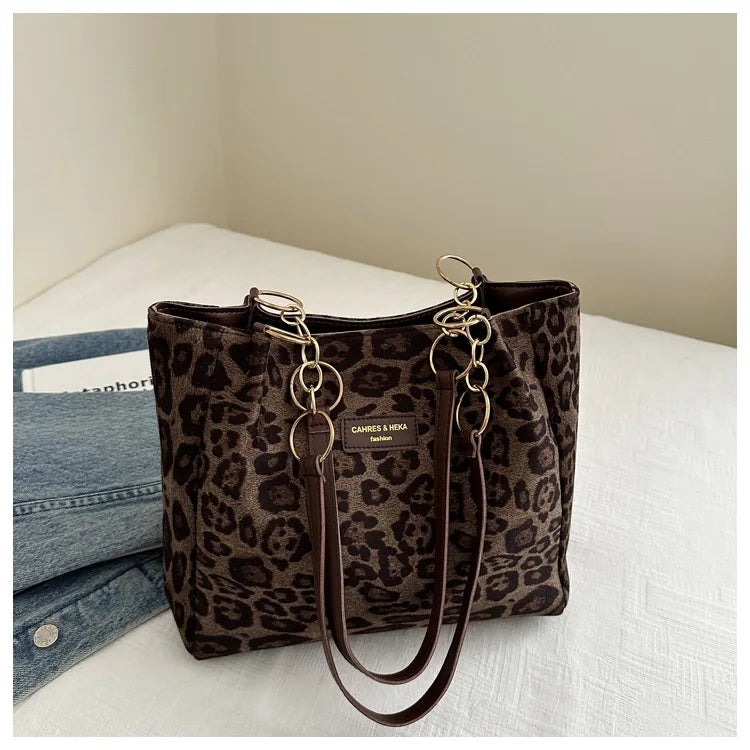 KIMBERLY HANDTASCHE – LEOPARDENMUSTER MIT GOLDKETTE & INNENTASCHE