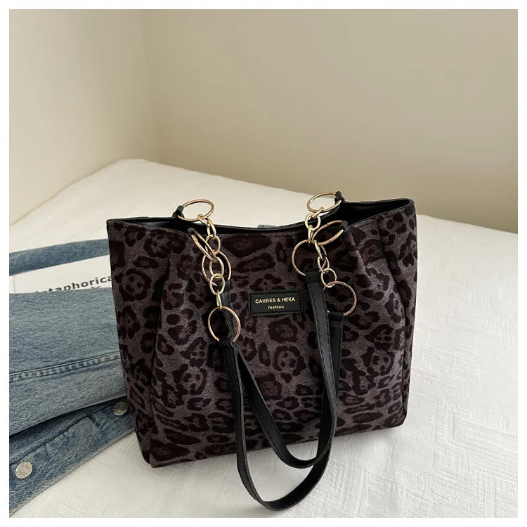 KIMBERLY HANDTASCHE – LEOPARDENMUSTER MIT GOLDKETTE & INNENTASCHE