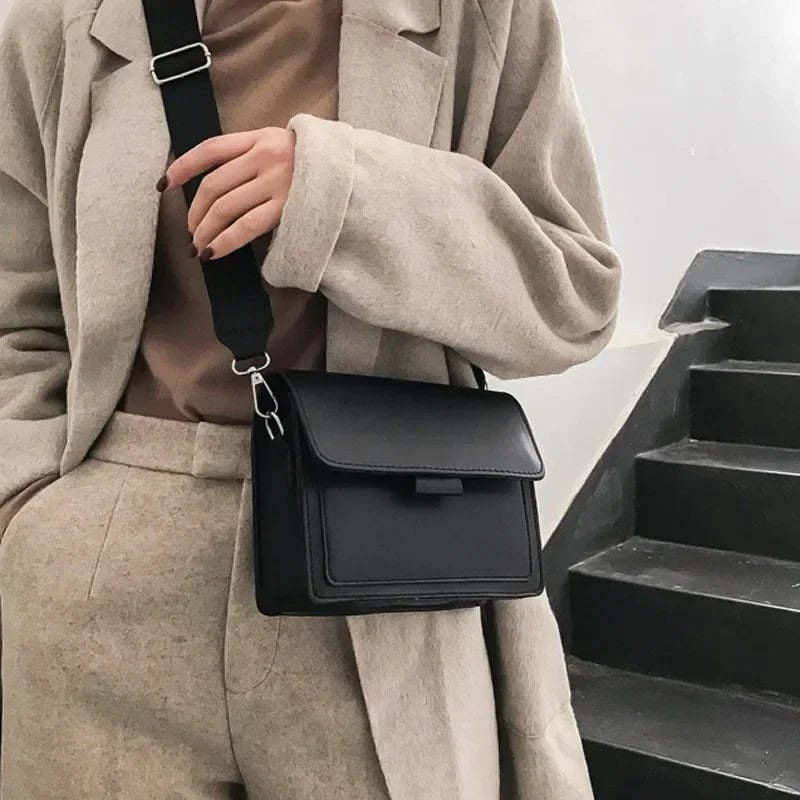 NOELY UMHÄNGETASCHE – KOMPAKTE FLAP-BAG MIT SCHULTERGURT