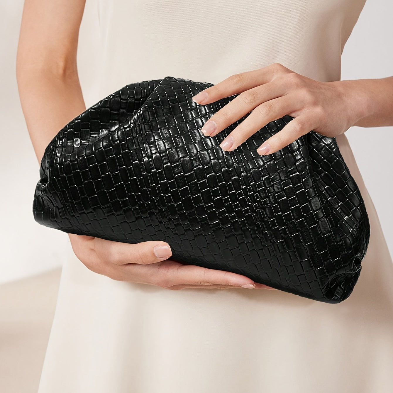 LORENA – GEFLOCHTENE CLUTCH AUS KUNSTLEDER