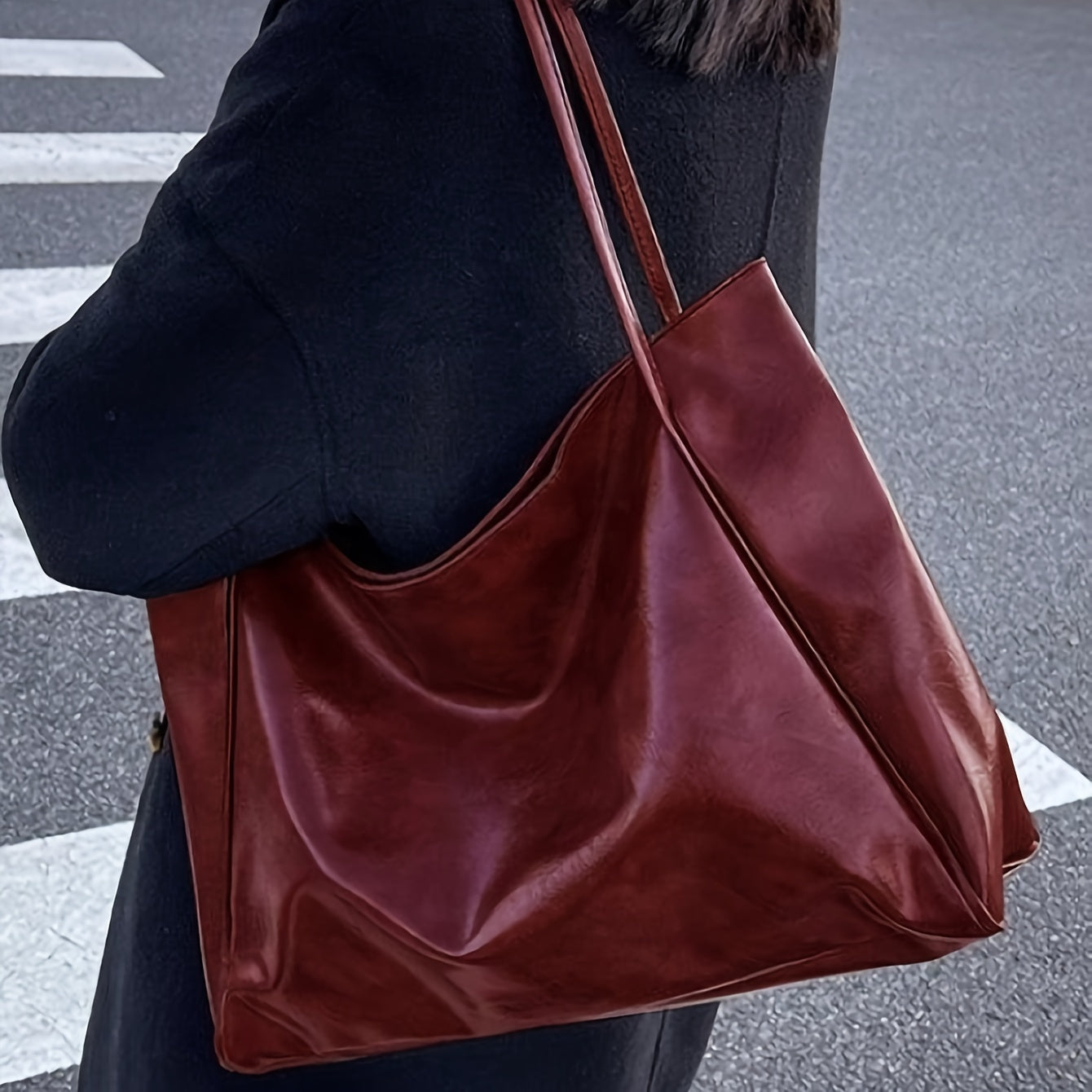 LOUISE – GROSSE SHOULDER BAG AUS KUNSTLEDER IN BURGUNDERROT