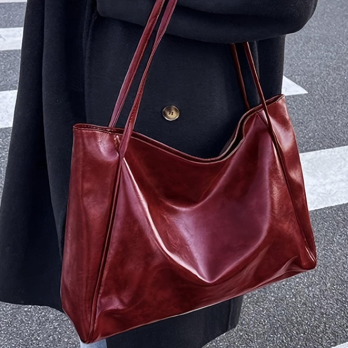 LOUISE – GROSSE SHOULDER BAG AUS KUNSTLEDER IN BURGUNDERROT