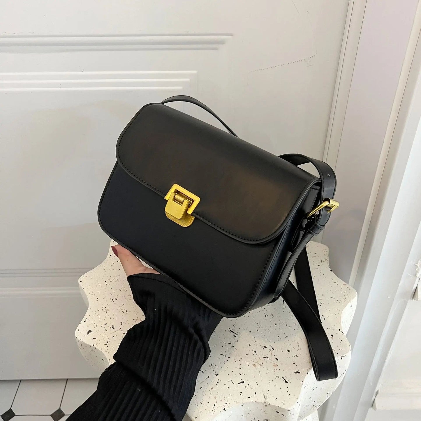 LAINA UMHÄNGETASCHE – QUADRATISCHE MINI-SHOULDERBAG AUS PU-LEDER