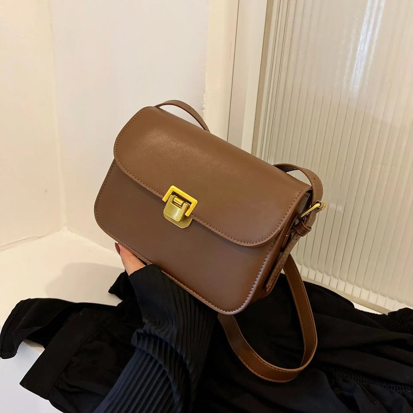 LAINA UMHÄNGETASCHE – QUADRATISCHE MINI-SHOULDERBAG AUS PU-LEDER