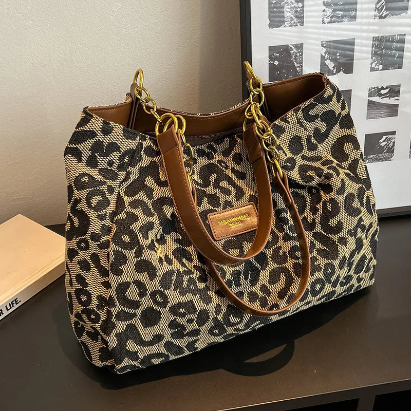 LEONORA LEO-SHOULDERBAG – STATEMENT-SCHULTERTASCHE MIT GOLDCHAIN