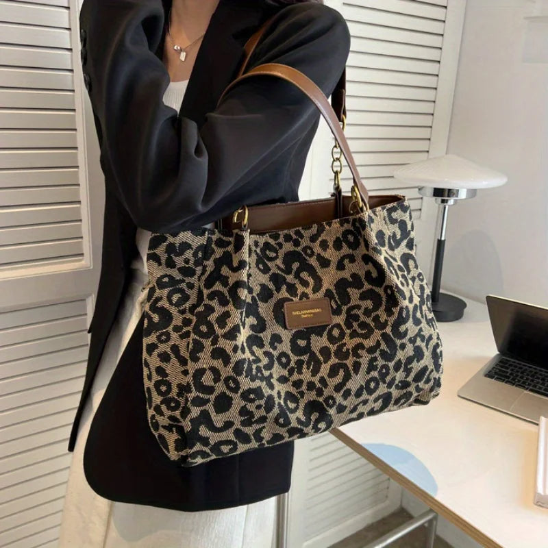 LEONORA LEO-SHOULDERBAG – STATEMENT-SCHULTERTASCHE MIT GOLDCHAIN